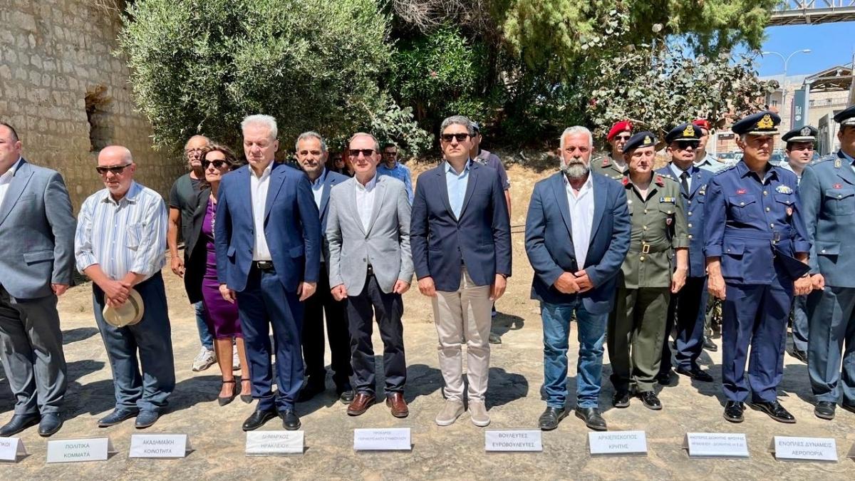 Ο Λευτέρης Αυγενάκης στην Τελετή Μνήμης για τους ομήρους στη “Στοά Μακάσι” τον Ιούνιο του 1943
