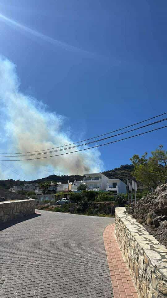 Κόλαση φωτιάς στην Ιεράπετρα: Ολονύχτια η «μάχη» με τις φλόγες - Συνεχείς αναζωπυρώσεις - Εκτός ελέγχου η κατάσταση - Δείτε βίντεο & εικόνες