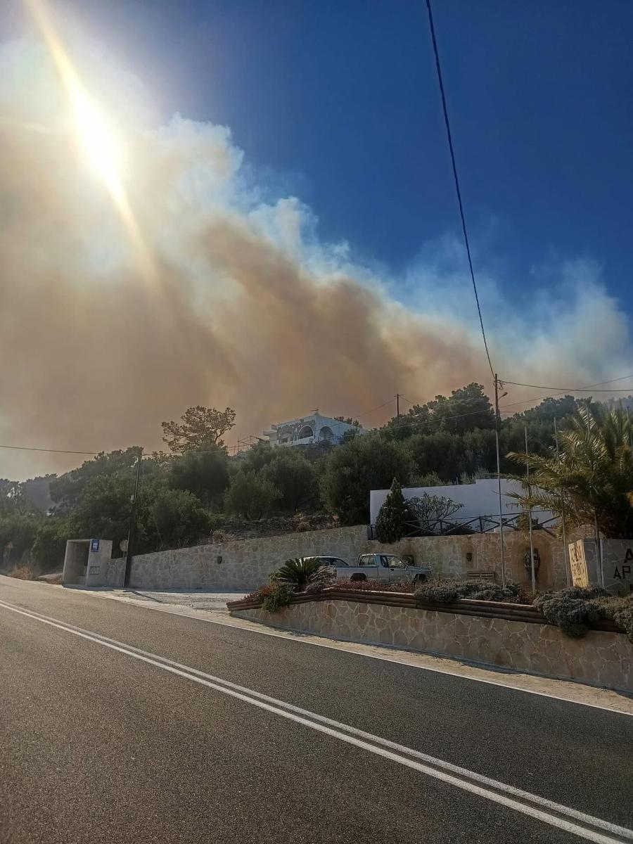 Κόλαση φωτιάς στην Ιεράπετρα: Ολονύχτια η «μάχη» με τις φλόγες - Συνεχείς αναζωπυρώσεις - Εκτός ελέγχου η κατάσταση - Δείτε βίντεο & εικόνες