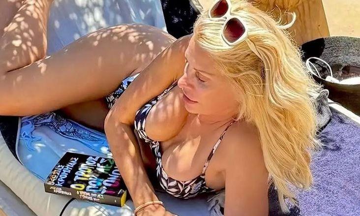 Ελένη Μενεγάκη: Κάνει ηλιοθεραπεία - Οι νέες φωτογραφίες στο Instagram