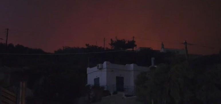 Κόλαση φωτιάς στην Ιεράπετρα: Ολονύχτια η «μάχη» με τις φλόγες - Συνεχείς αναζωπυρώσεις - Εκτός ελέγχου η κατάσταση - Δείτε βίντεο & εικόνες