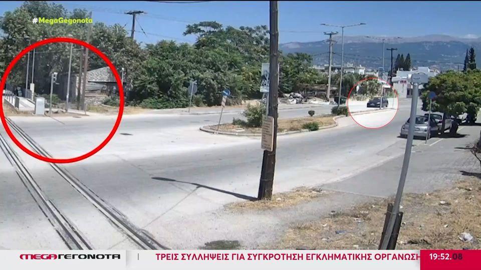 Βίντεο ντοκουμέντα της σοκαριστικής παράσυρσης ΙΧ από συρμό του προαστιακού