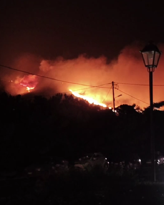 Κόλαση φωτιάς στην Ιεράπετρα: Ολονύχτια η «μάχη» με τις φλόγες - Συνεχείς αναζωπυρώσεις - Εκτός ελέγχου η κατάσταση - Δείτε βίντεο & εικόνες