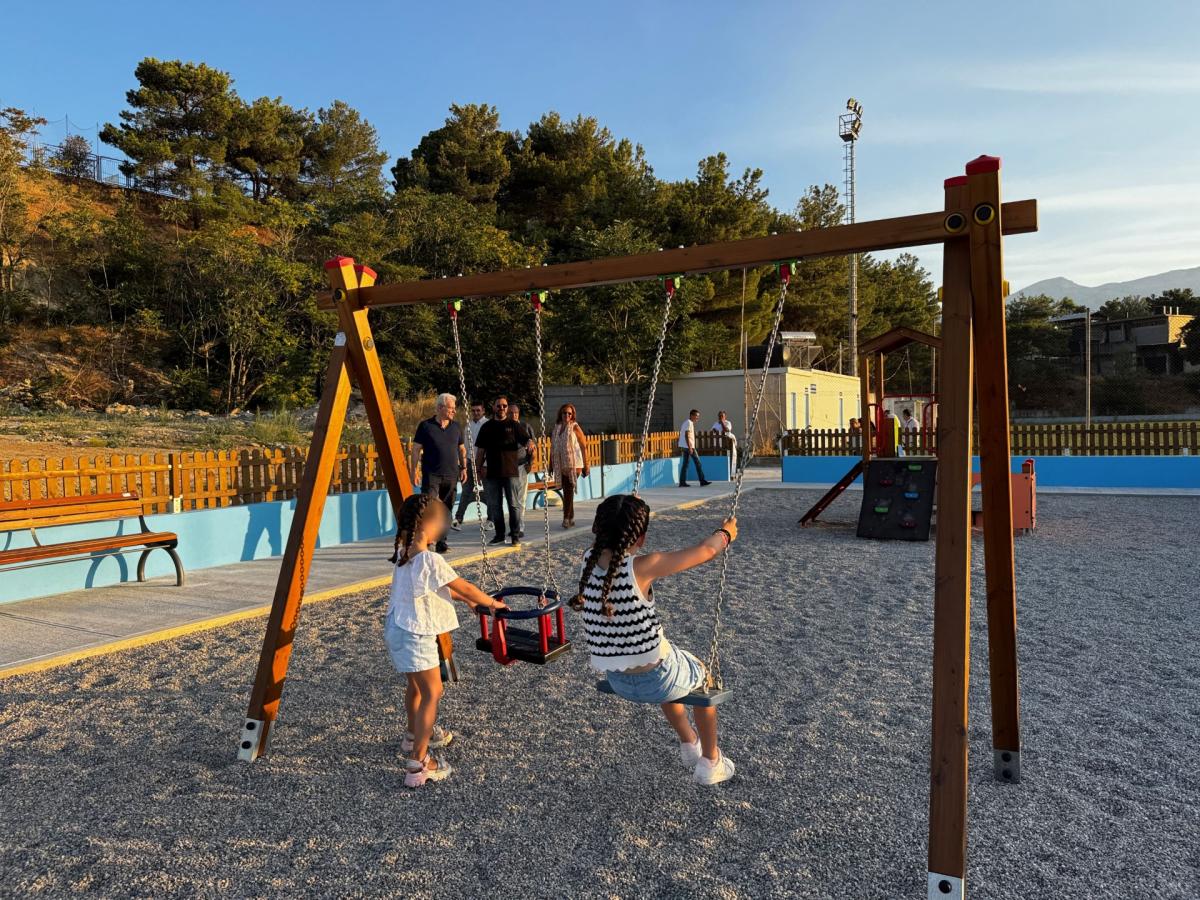 Με παιδικά χαμόγελα εγκαινιάστηκαν οι νέες παιδικές χαρές σε Άγιο Μύρωνα και Κάτω Ασίτες!