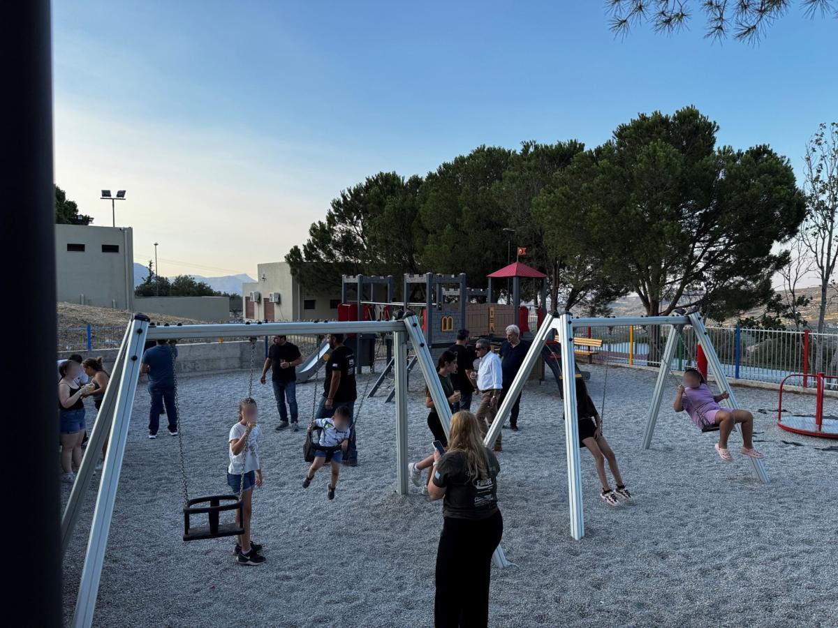 Με παιδικά χαμόγελα εγκαινιάστηκαν οι νέες παιδικές χαρές σε Άγιο Μύρωνα και Κάτω Ασίτες!