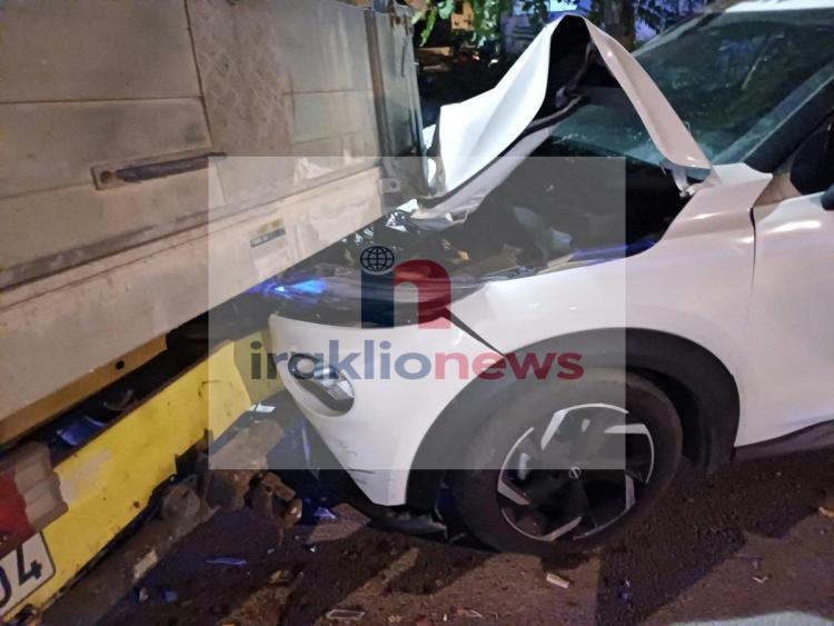 Ηράκλειο: Σοβαρό τροχαίο τα ξημερώματα με 3 τραυματίες - Επιβατηγό έπεσε σε άλλα δύο οχήματα (vid+pics)