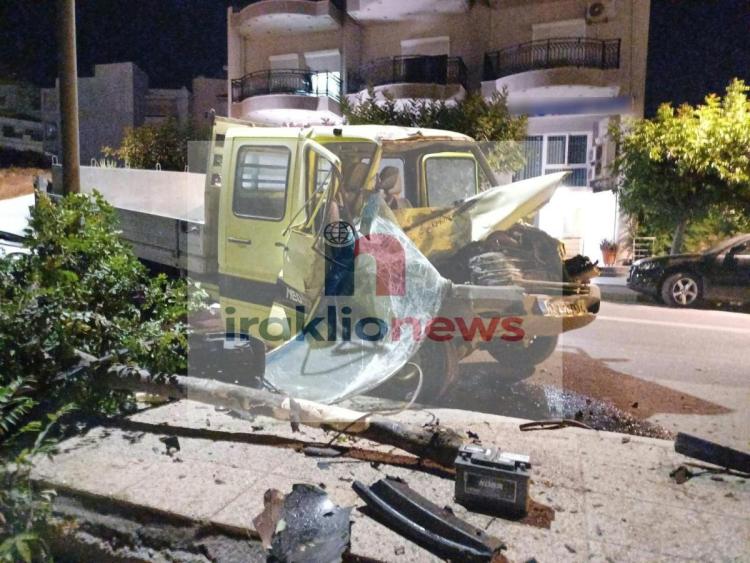 Ηράκλειο: Σοβαρό τροχαίο τα ξημερώματα με 3 τραυματίες - Επιβατηγό έπεσε σε άλλα δύο οχήματα (vid+pics)