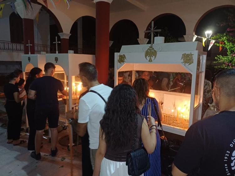 Με λαμπρότητα και συγκίνηση η παραμονή του Δεκαπενταύγουστο στην Παναγία Καλυβιανή – Πλήθος κόσμου στη Μεσαρά (pics)