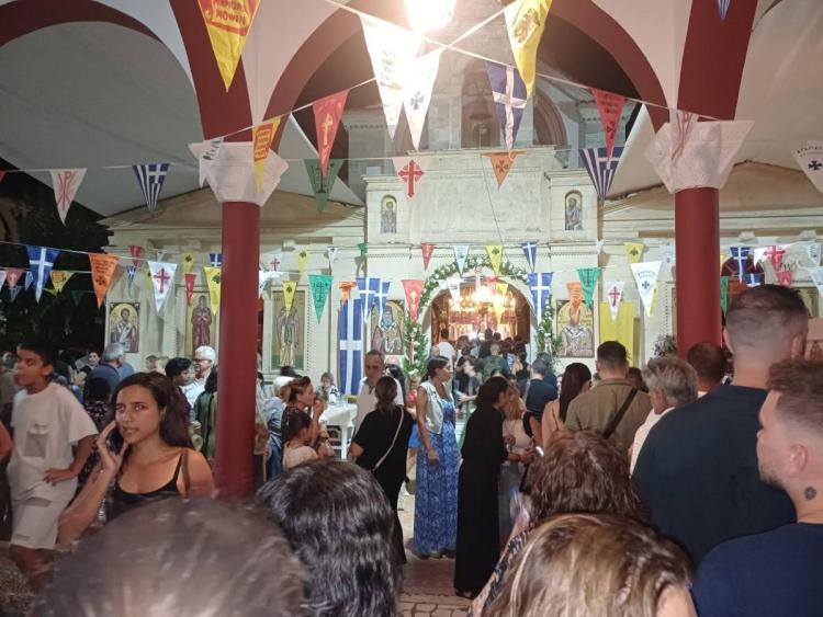 Με λαμπρότητα και συγκίνηση η παραμονή του Δεκαπενταύγουστο στην Παναγία Καλυβιανή – Πλήθος κόσμου στη Μεσαρά (pics)