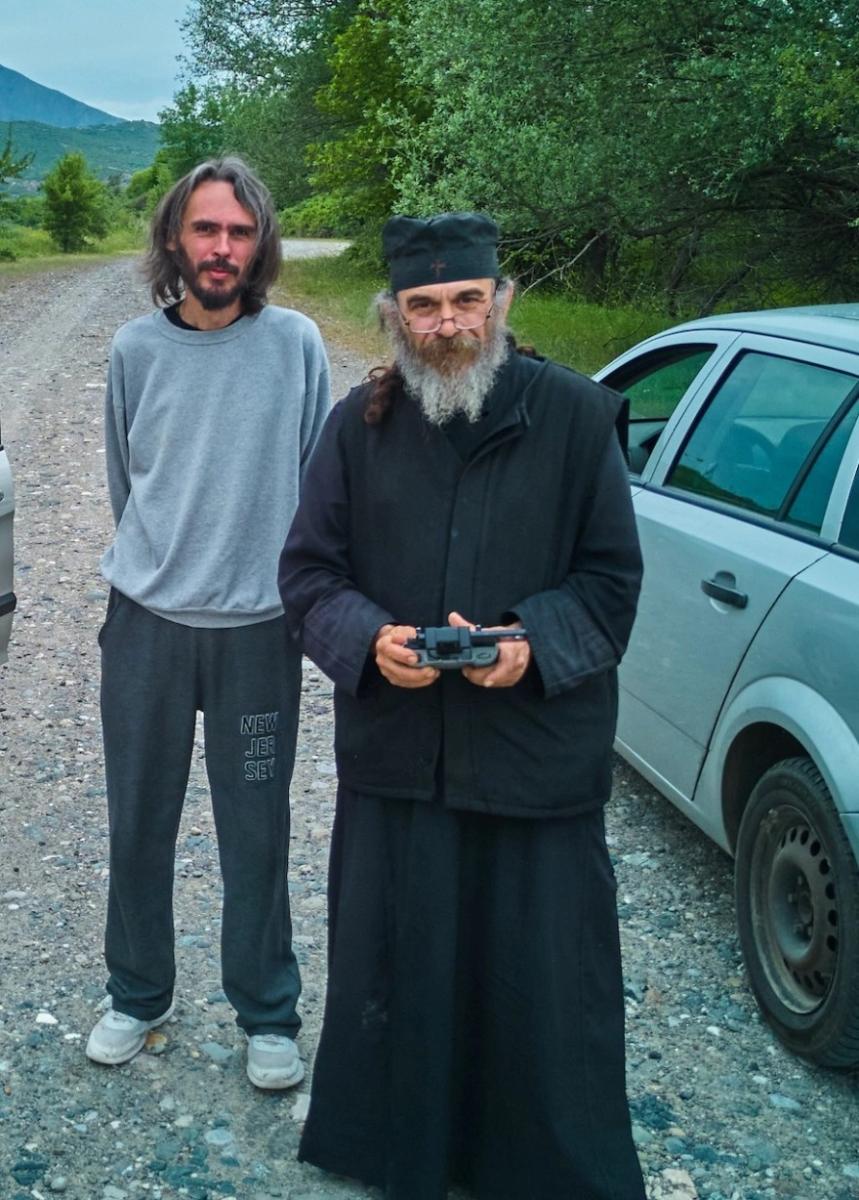 Ο ιερέας με το drone που έκανε το Βόιο παγκοσμίως γνωστό – Ο «παπα-Drone» που ισορροπεί ανάμεσα σε λειτουργίες και κάμερες!