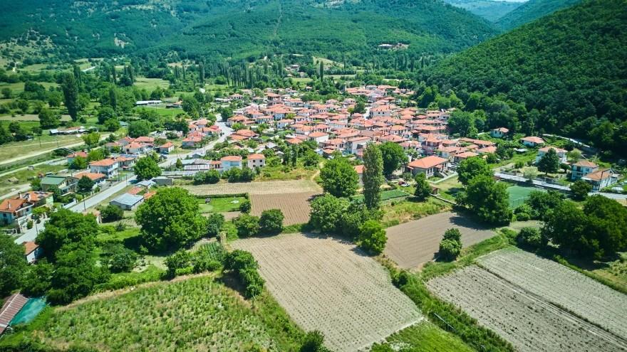 Ο ιερέας με το drone που έκανε το Βόιο παγκοσμίως γνωστό – Ο «παπα-Drone» που ισορροπεί ανάμεσα σε λειτουργίες και κάμερες!