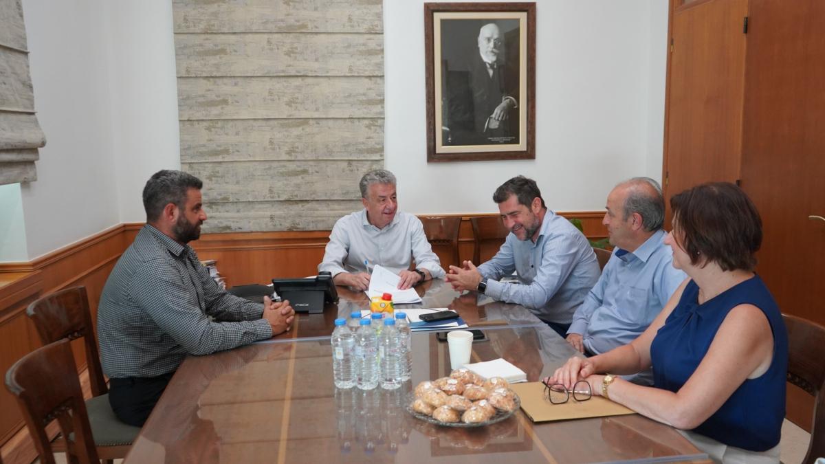 Υπογράφηκε σύμβαση για την αποκατάσταση του λιμενοβραχίονα στο Αλιευτικό Καταφύγιο Μακρύ Γιαλού