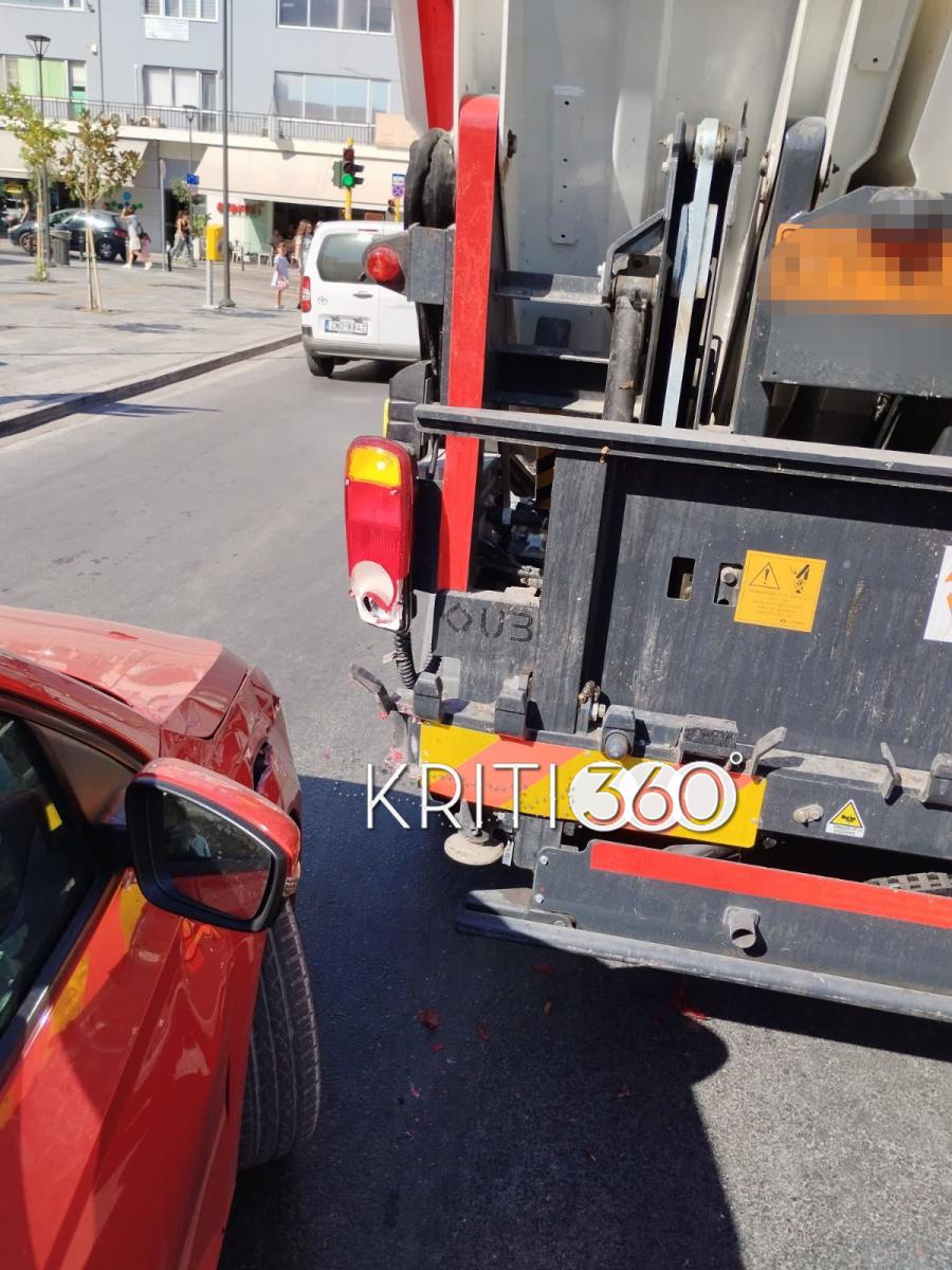 Κρήτη: ΙΧ έπεσε σε απορριμματοφόρο – Σώθηκε στο παρά πέντε εργαζόμενος καθαριότητας
