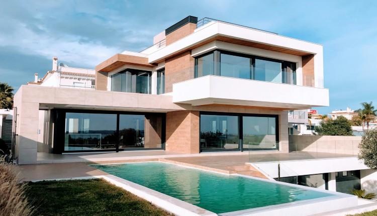 Κρήτη: Από την πολυτελή βίλα στο αστυνομικό τμήμα – Το «θρίλερ» με ζευγάρι influencer - Τι λέει η διαχειρίστρια