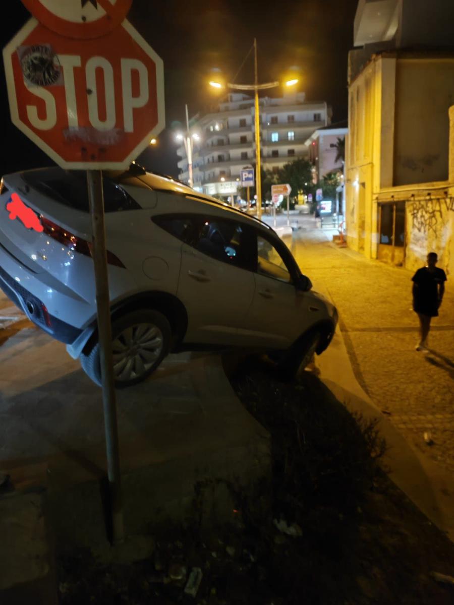 Παρολίγον τραγωδία στην παραλιακή του Ηρακλείου: Αυτοκίνητο «κρεμάστηκε» στο κενό μετά από λανθασμένο ελιγμό 3 Παρολίγον τραγωδία στην παραλιακή του Ηρακλείου: Αυτοκίνητο «κρεμάστηκε» στο κενό μετά από λανθασμένο ελιγμό