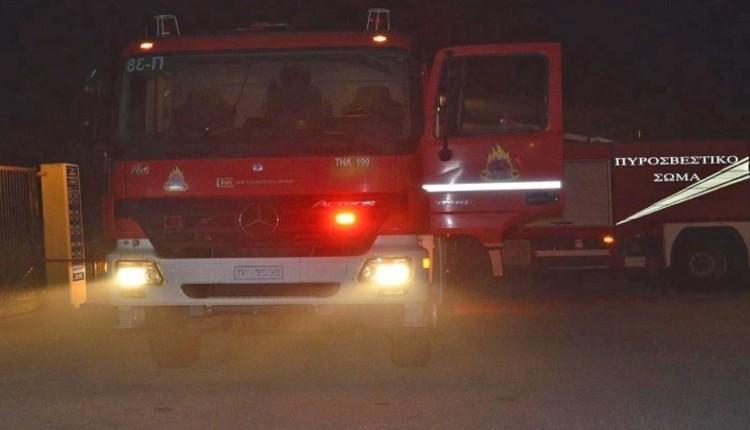 πυροσβεστική φωτιά βράδυ