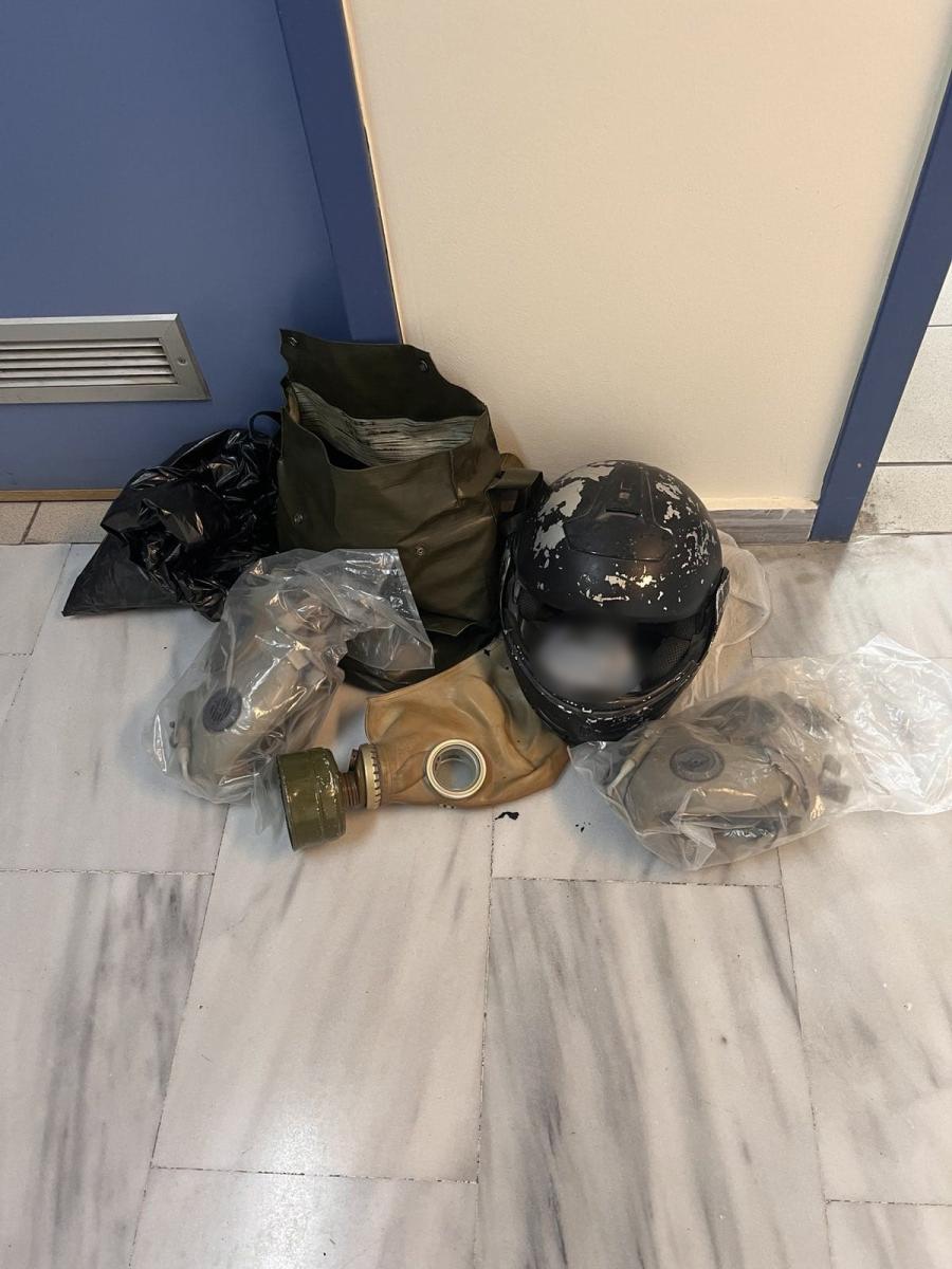 Ηράκλειο: Αστυνομική επιχείρηση στον “Ευαγγελισμό” – Έξι συλλήψεις και τέσσερις προσαγωγές για την επίθεση κατά Βορίδη 6 Ηράκλειο: Αστυνομική επιχείρηση στον “Ευαγγελισμό” – Έξι συλλήψεις και τέσσερις προσαγωγές για την επίθεση κατά Βορίδη