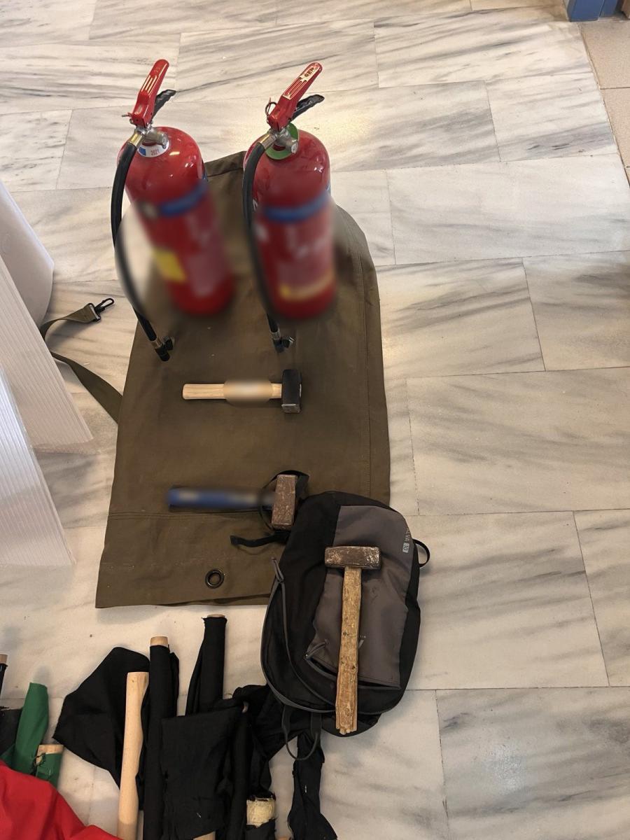 Ηράκλειο: Αστυνομική επιχείρηση στον “Ευαγγελισμό” – Έξι συλλήψεις και τέσσερις προσαγωγές για την επίθεση κατά Βορίδη 7 Ηράκλειο: Αστυνομική επιχείρηση στον “Ευαγγελισμό” – Έξι συλλήψεις και τέσσερις προσαγωγές για την επίθεση κατά Βορίδη