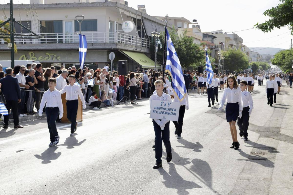 Ηράκλειο: Με παλμό και συγκίνηση η παρέλαση της 28ης Οκτωβρίου στη Νέα Αλικαρνασσό (pics) 3 Ηράκλειο: Με παλμό και συγκίνηση η παρέλαση της 28ης Οκτωβρίου στη Νέα Αλικαρνασσό (pics)