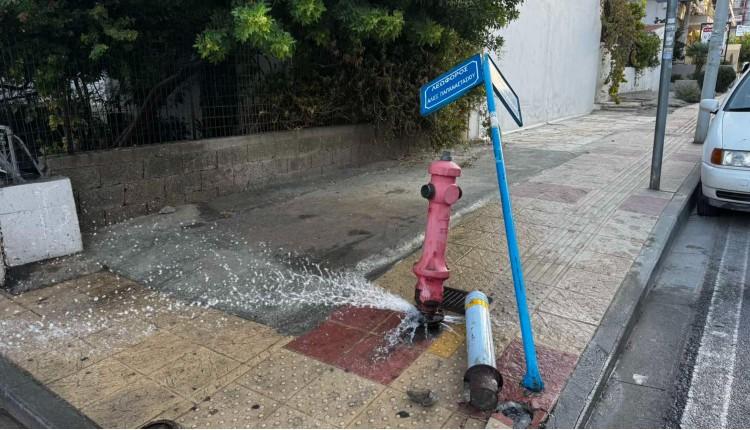 Αναστάτωση στο Ηράκλειο: Ι.Χ. ανέβηκε σε πεζοδρόμιο και διέλυσε πυροσβεστικό κρουνό!
