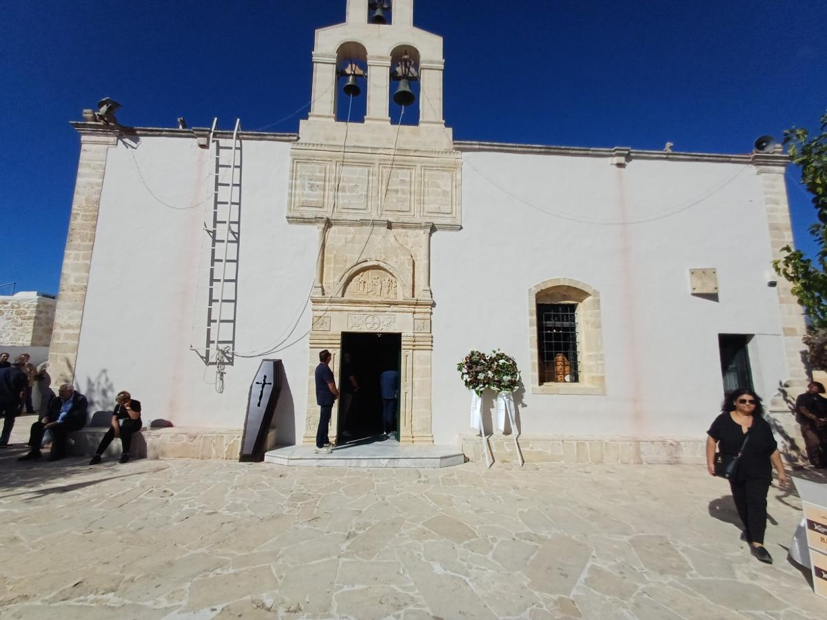 Μεσαρά: Ήταν όλοι εκεί για το ύστατο χαίρε στον σπουδαίο Αντώνη Ασκοξυλάκη... 10 Μεσαρά: Ήταν όλοι εκεί για το ύστατο χαίρε στον σπουδαίο Αντώνη Ασκοξυλάκη...