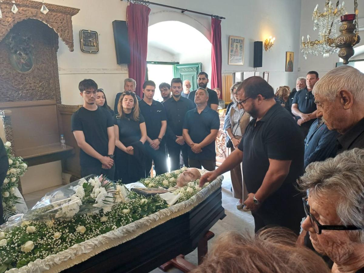 Μεσαρά: Ήταν όλοι εκεί για το ύστατο χαίρε στον σπουδαίο Αντώνη Ασκοξυλάκη... 6 Μεσαρά: Ήταν όλοι εκεί για το ύστατο χαίρε στον σπουδαίο Αντώνη Ασκοξυλάκη...