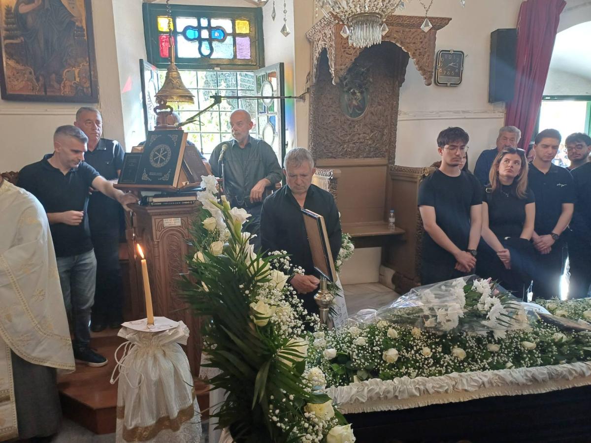 Μεσαρά: Ήταν όλοι εκεί για το ύστατο χαίρε στον σπουδαίο Αντώνη Ασκοξυλάκη... 5 Μεσαρά: Ήταν όλοι εκεί για το ύστατο χαίρε στον σπουδαίο Αντώνη Ασκοξυλάκη...