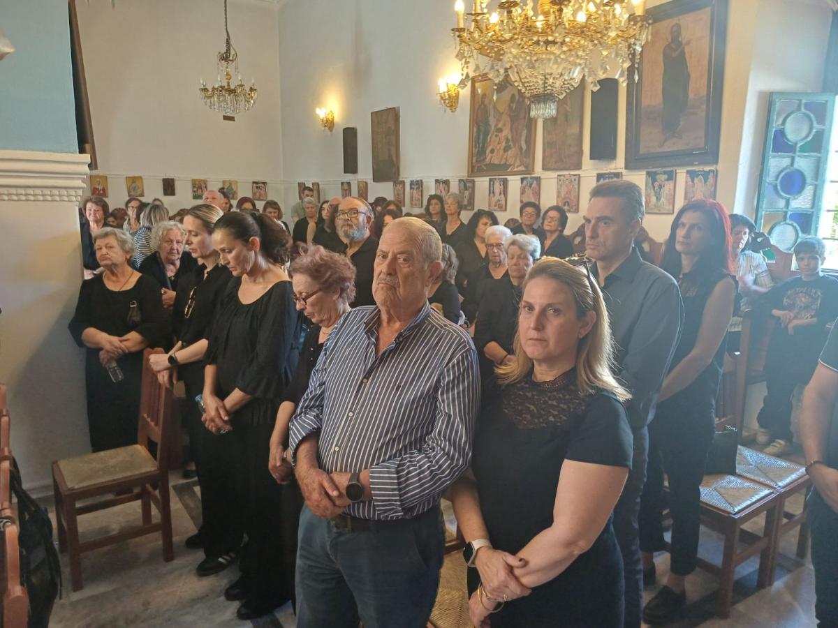 Μεσαρά: Ήταν όλοι εκεί για το ύστατο χαίρε στον σπουδαίο Αντώνη Ασκοξυλάκη... 3 Μεσαρά: Ήταν όλοι εκεί για το ύστατο χαίρε στον σπουδαίο Αντώνη Ασκοξυλάκη...