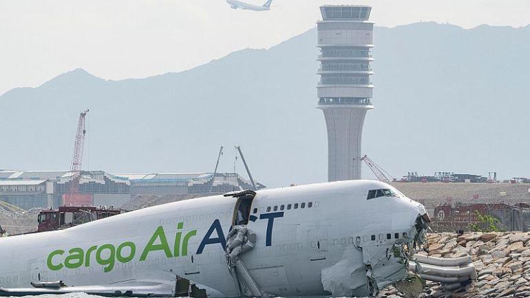 Εμπορευματικό αεροσκάφος κατέληξε στη θάλασσα μετά την προσγείωση