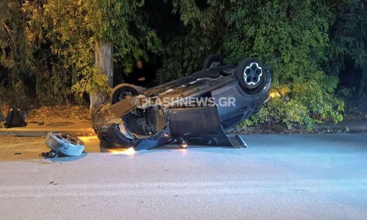 Kρήτη: Κινηματογραφικό τροχαίο στη Λεωφόρο Σούδας - Αυτοκίνητο προσέκρουσε σε δέντρο και ανετράπη