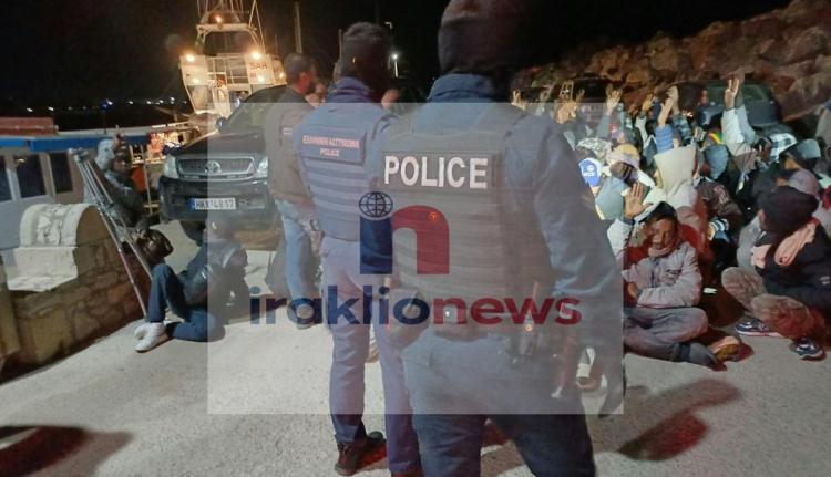 Ηράκλειο: Στο Λιμάνι Κόκκινου Πύργου 76 διασωθέντες - Βρέθηκαν ανοιχτά του κόλπου της Μεσαράς (pics+vids)