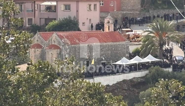 Συγκλονιστικές σκηνές στα Βορίζια – Ραγίζει καρδιές το μοιρολόι της χήρας του 39χρονου Φανούρη (video)