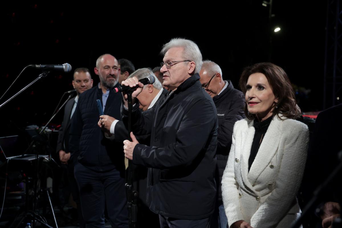 Ηράκλειο: Χιλιάδες κόσμου στην φωταγώγηση του Χριστουγεννιάτικου δέντρου - Εντυπωσιακά βίντεο και εικόνες 14 Ηράκλειο: Χιλιάδες κόσμου στην φωταγώγηση του Χριστουγεννιάτικου δέντρου - Εντυπωσιακά βίντεο και εικόνες