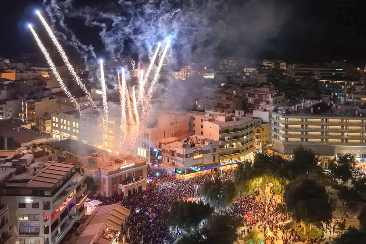 Ηράκλειο: Χιλιάδες κόσμου στην φωταγώγηση του Χριστουγεννιάτικου δέντρου - Εντυπωσιακά βίντεο και εικόνες 17 Ηράκλειο: Χιλιάδες κόσμου στην φωταγώγηση του Χριστουγεννιάτικου δέντρου - Εντυπωσιακά βίντεο και εικόνες