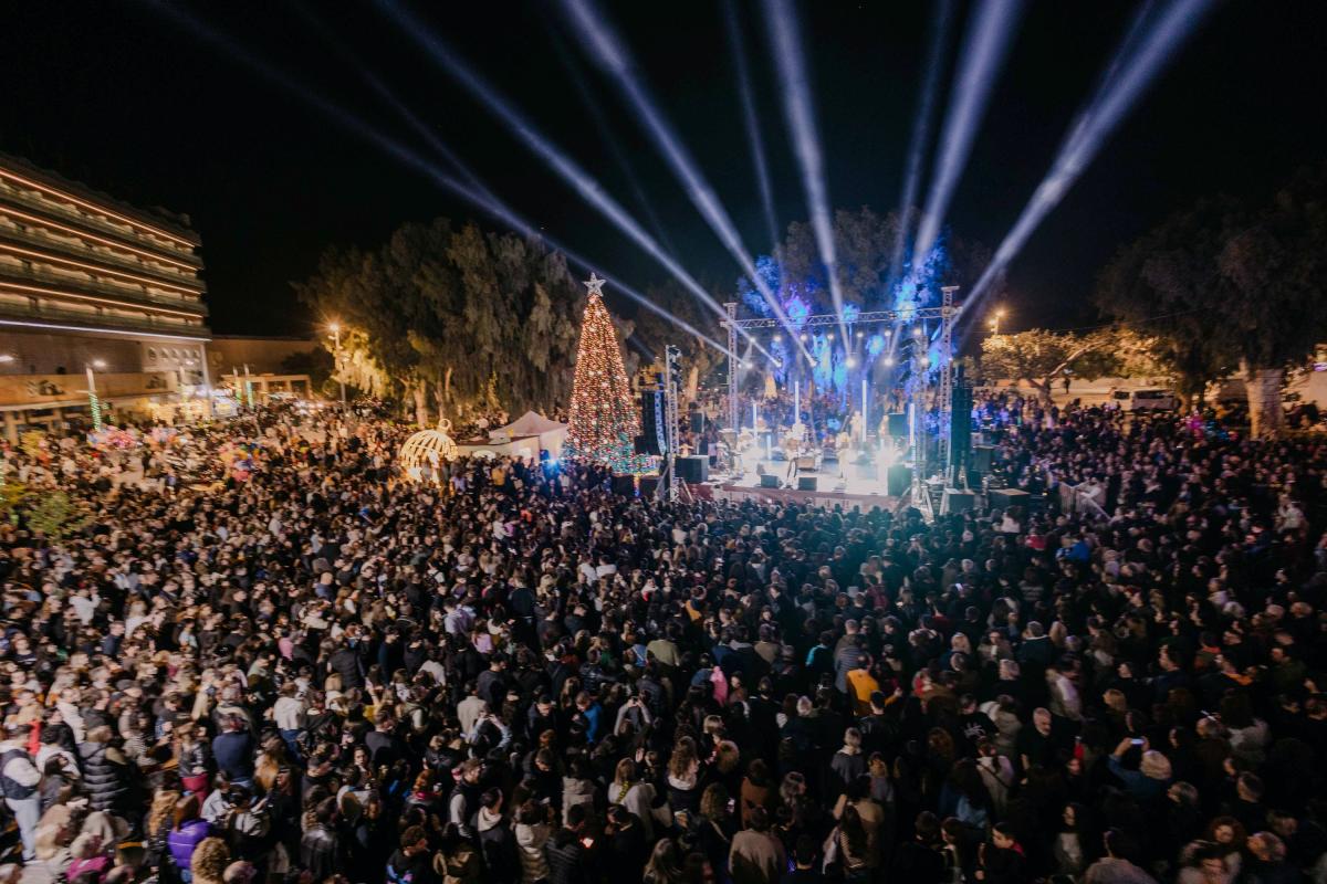 Ηράκλειο: Χιλιάδες κόσμου στην φωταγώγηση του Χριστουγεννιάτικου δέντρου - Εντυπωσιακά βίντεο και εικόνες 4 Ηράκλειο: Χιλιάδες κόσμου στην φωταγώγηση του Χριστουγεννιάτικου δέντρου - Εντυπωσιακά βίντεο και εικόνες