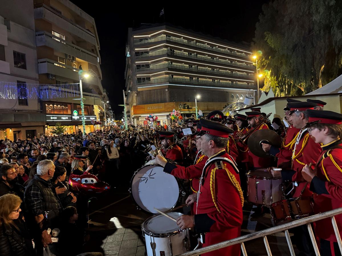 Ηράκλειο: Χιλιάδες κόσμου στην φωταγώγηση του Χριστουγεννιάτικου δέντρου - Εντυπωσιακά βίντεο και εικόνες 18 Ηράκλειο: Χιλιάδες κόσμου στην φωταγώγηση του Χριστουγεννιάτικου δέντρου - Εντυπωσιακά βίντεο και εικόνες