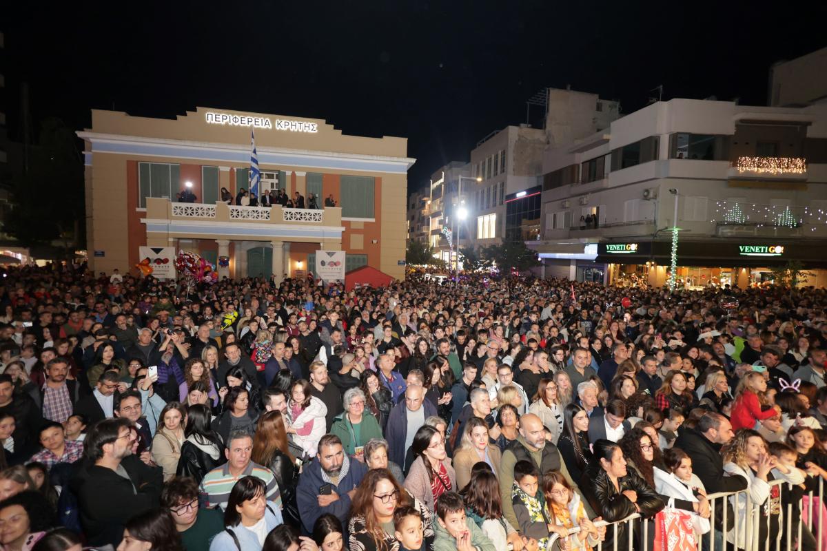Ηράκλειο: Χιλιάδες κόσμου στην φωταγώγηση του Χριστουγεννιάτικου δέντρου - Εντυπωσιακά βίντεο και εικόνες 15 Ηράκλειο: Χιλιάδες κόσμου στην φωταγώγηση του Χριστουγεννιάτικου δέντρου - Εντυπωσιακά βίντεο και εικόνες
