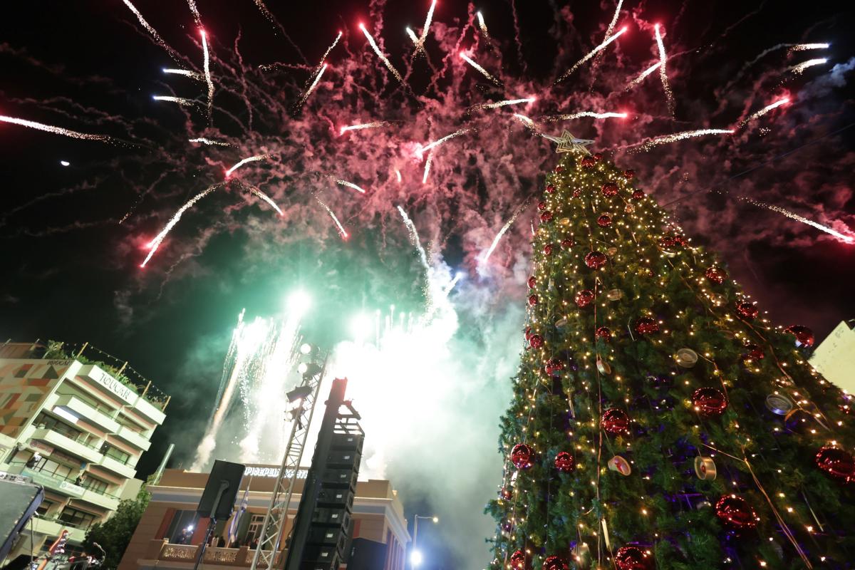 Ηράκλειο: Χιλιάδες κόσμου στην φωταγώγηση του Χριστουγεννιάτικου δέντρου - Εντυπωσιακά βίντεο και εικόνες 13 Ηράκλειο: Χιλιάδες κόσμου στην φωταγώγηση του Χριστουγεννιάτικου δέντρου - Εντυπωσιακά βίντεο και εικόνες