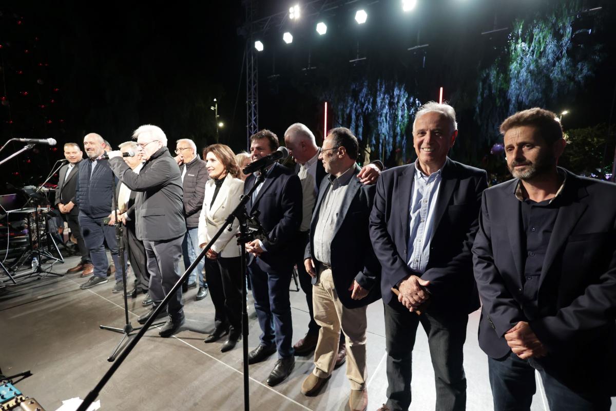 Ηράκλειο: Χιλιάδες κόσμου στην φωταγώγηση του Χριστουγεννιάτικου δέντρου - Εντυπωσιακά βίντεο και εικόνες 16 Ηράκλειο: Χιλιάδες κόσμου στην φωταγώγηση του Χριστουγεννιάτικου δέντρου - Εντυπωσιακά βίντεο και εικόνες