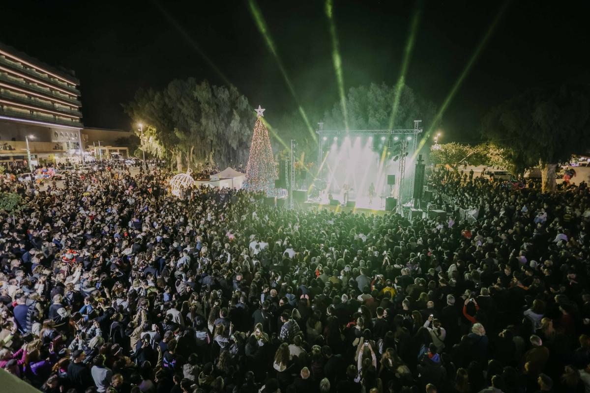 Ηράκλειο: Χιλιάδες κόσμου στην φωταγώγηση του Χριστουγεννιάτικου δέντρου - Εντυπωσιακά βίντεο και εικόνες 10 Ηράκλειο: Χιλιάδες κόσμου στην φωταγώγηση του Χριστουγεννιάτικου δέντρου - Εντυπωσιακά βίντεο και εικόνες