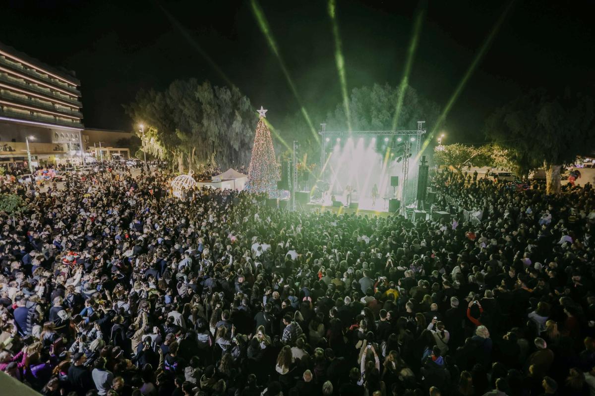 Ηράκλειο: Χιλιάδες κόσμου στην φωταγώγηση του Χριστουγεννιάτικου δέντρου - Εντυπωσιακά βίντεο και εικόνες 11 Ηράκλειο: Χιλιάδες κόσμου στην φωταγώγηση του Χριστουγεννιάτικου δέντρου - Εντυπωσιακά βίντεο και εικόνες