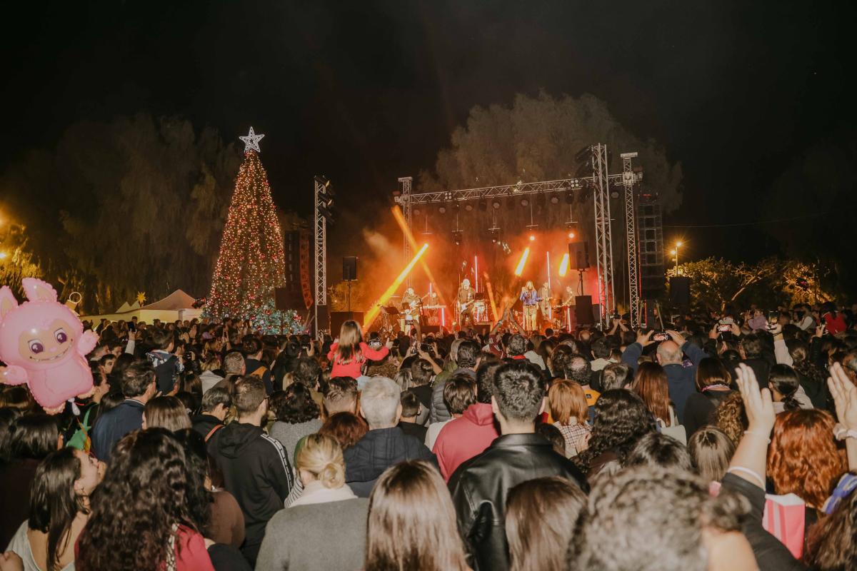 Ηράκλειο: Χιλιάδες κόσμου στην φωταγώγηση του Χριστουγεννιάτικου δέντρου - Εντυπωσιακά βίντεο και εικόνες 12 Ηράκλειο: Χιλιάδες κόσμου στην φωταγώγηση του Χριστουγεννιάτικου δέντρου - Εντυπωσιακά βίντεο και εικόνες