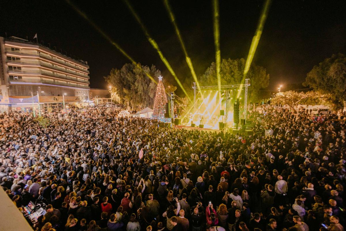 Ηράκλειο: Χιλιάδες κόσμου στην φωταγώγηση του Χριστουγεννιάτικου δέντρου - Εντυπωσιακά βίντεο και εικόνες 9 Ηράκλειο: Χιλιάδες κόσμου στην φωταγώγηση του Χριστουγεννιάτικου δέντρου - Εντυπωσιακά βίντεο και εικόνες