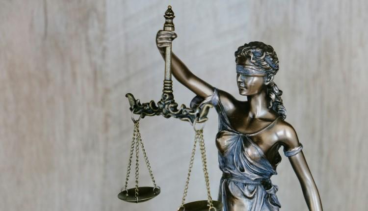 δικηγόρος νομική