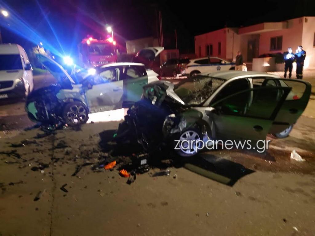 Σοκαριστικό τροχαίο στην Κρήτη: Σφοδρή σύγκρουση δύο οχημάτων έξω από ταβέρνα - Διαλύθηκαν τα αυτοκίνητα