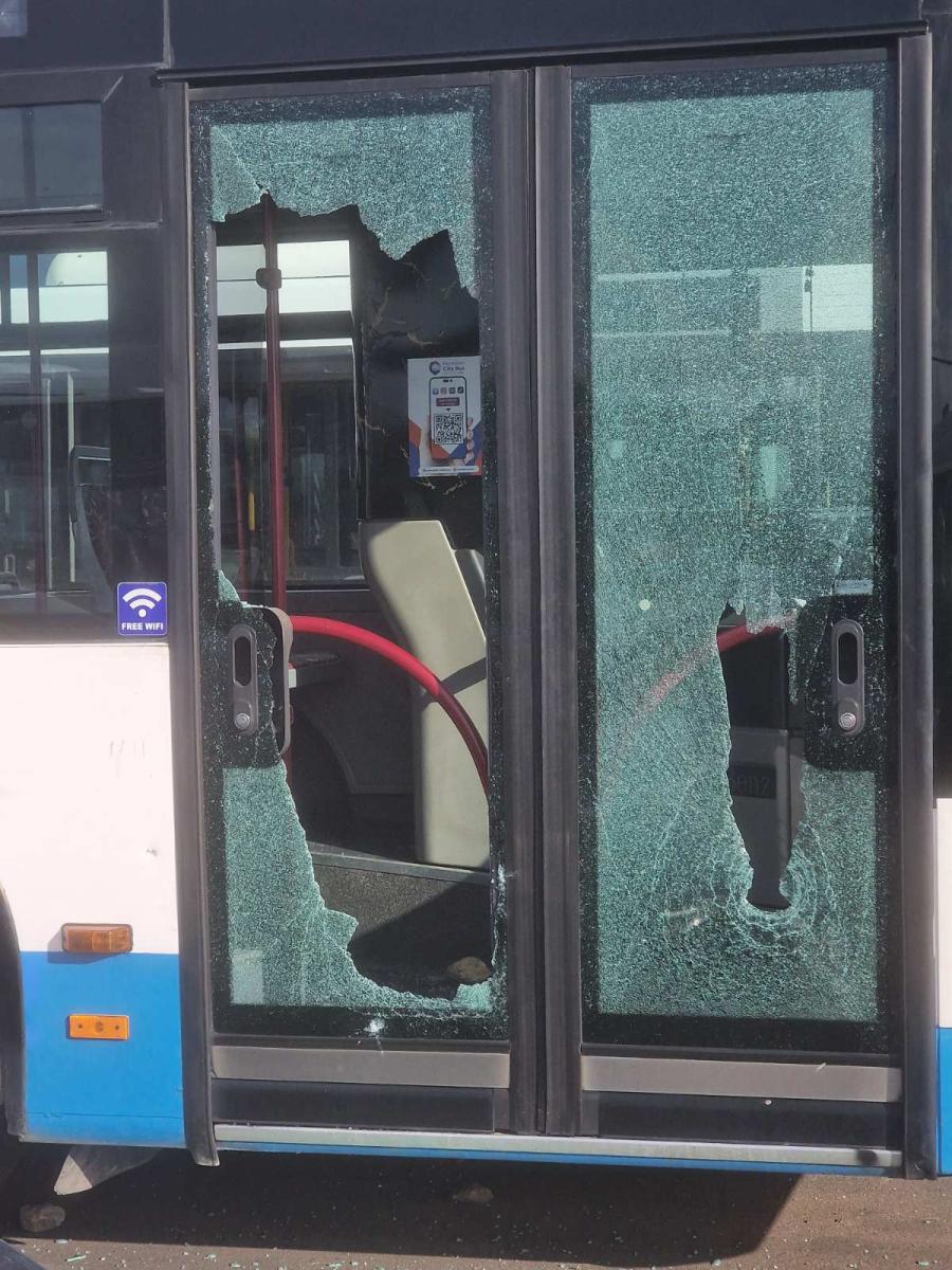 Ηράκλειο: Σοβαρές ζημιές σε λεωφορεία και Ι.Χ. μετά τον πετροπόλεμο στο αμαξοστάσιο του Αστικού ΚΤΕΛ! - Δείτε εικόνες 3 Ηράκλειο: Σοβαρές ζημιές σε λεωφορεία και Ι.Χ. μετά τον πετροπόλεμο στο αμαξοστάσιο του Αστικού ΚΤΕΛ! - Δείτε εικόνες