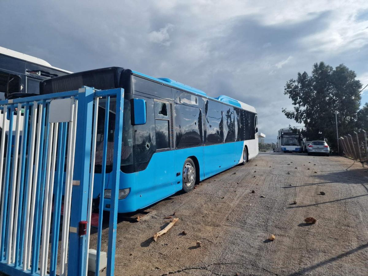 Ηράκλειο: Σοβαρές ζημιές σε λεωφορεία και Ι.Χ. μετά τον πετροπόλεμο στο αμαξοστάσιο του Αστικού ΚΤΕΛ! - Δείτε εικόνες 8 Ηράκλειο: Σοβαρές ζημιές σε λεωφορεία και Ι.Χ. μετά τον πετροπόλεμο στο αμαξοστάσιο του Αστικού ΚΤΕΛ! - Δείτε εικόνες