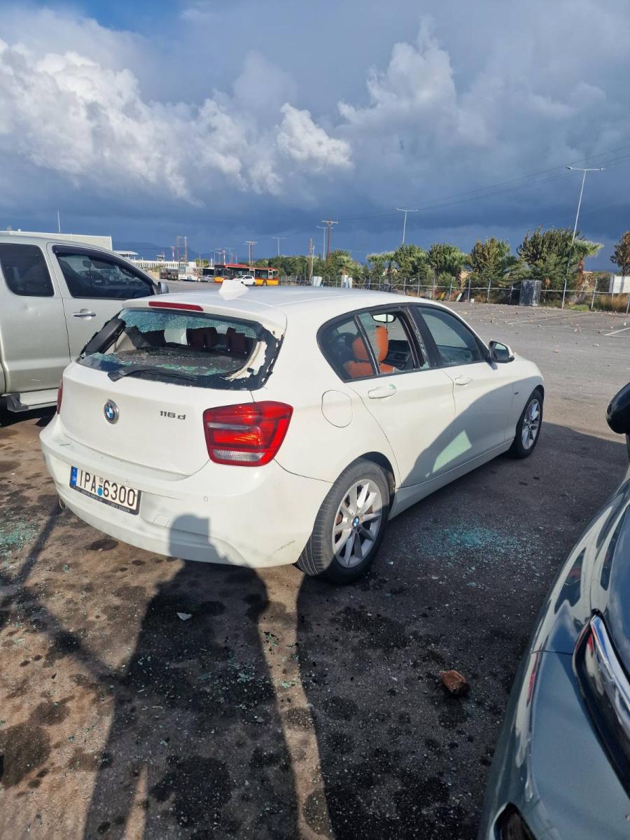 Ηράκλειο: Σοβαρές ζημιές σε λεωφορεία και Ι.Χ. μετά τον πετροπόλεμο στο αμαξοστάσιο του Αστικού ΚΤΕΛ! - Δείτε εικόνες 9 Ηράκλειο: Σοβαρές ζημιές σε λεωφορεία και Ι.Χ. μετά τον πετροπόλεμο στο αμαξοστάσιο του Αστικού ΚΤΕΛ! - Δείτε εικόνες