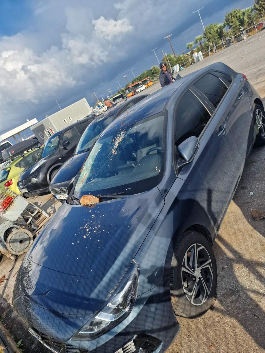 Ηράκλειο: Σοβαρές ζημιές σε λεωφορεία και Ι.Χ. μετά τον πετροπόλεμο στο αμαξοστάσιο του Αστικού ΚΤΕΛ! - Δείτε εικόνες 6 Ηράκλειο: Σοβαρές ζημιές σε λεωφορεία και Ι.Χ. μετά τον πετροπόλεμο στο αμαξοστάσιο του Αστικού ΚΤΕΛ! - Δείτε εικόνες