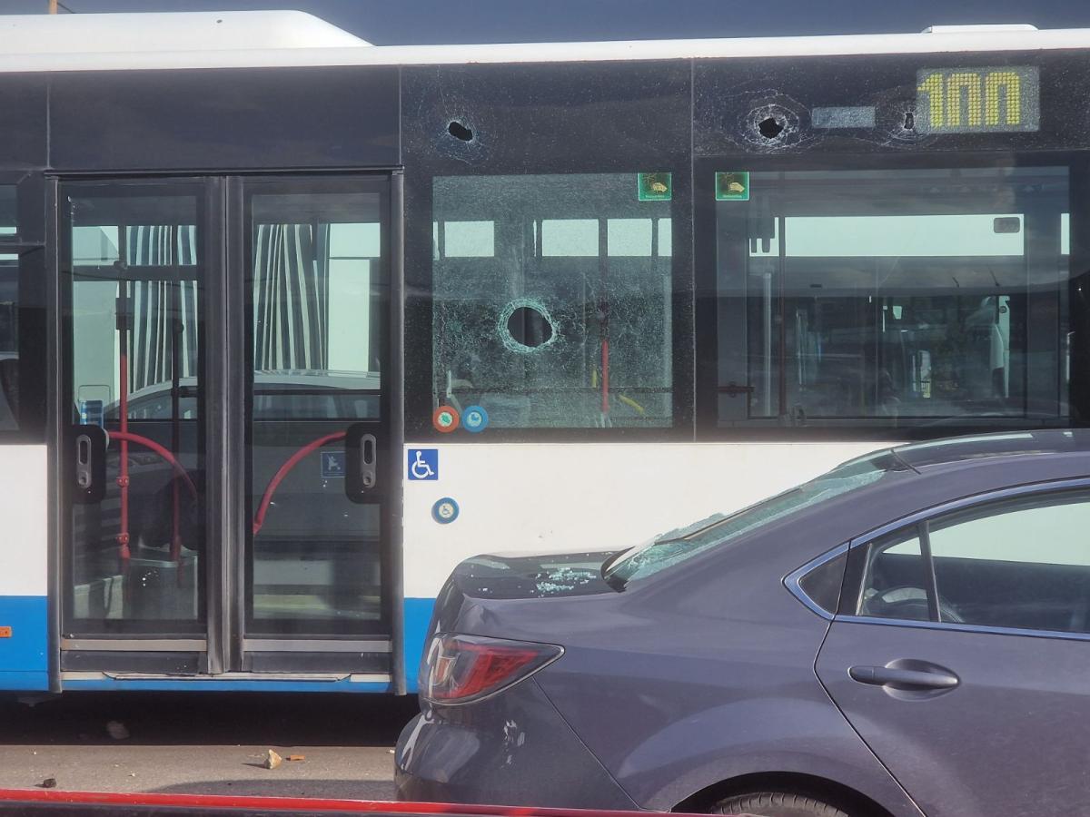 Ηράκλειο: Σοβαρές ζημιές σε λεωφορεία και Ι.Χ. μετά τον πετροπόλεμο στο αμαξοστάσιο του Αστικού ΚΤΕΛ! - Δείτε εικόνες 10 Ηράκλειο: Σοβαρές ζημιές σε λεωφορεία και Ι.Χ. μετά τον πετροπόλεμο στο αμαξοστάσιο του Αστικού ΚΤΕΛ! - Δείτε εικόνες